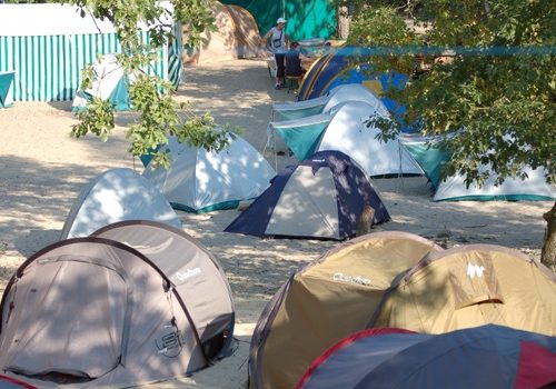 Emplacements de tentes dans le camping de Buthiers