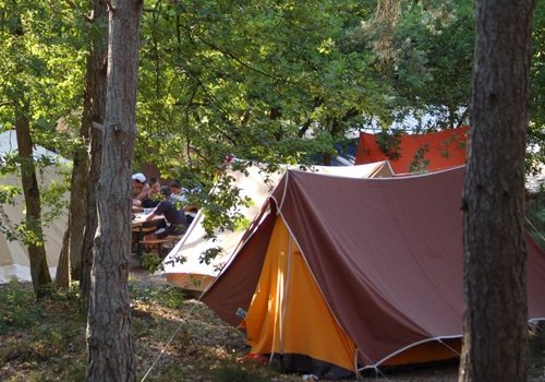emplacements tentes camping de l'ile de loisirs de Buthiers